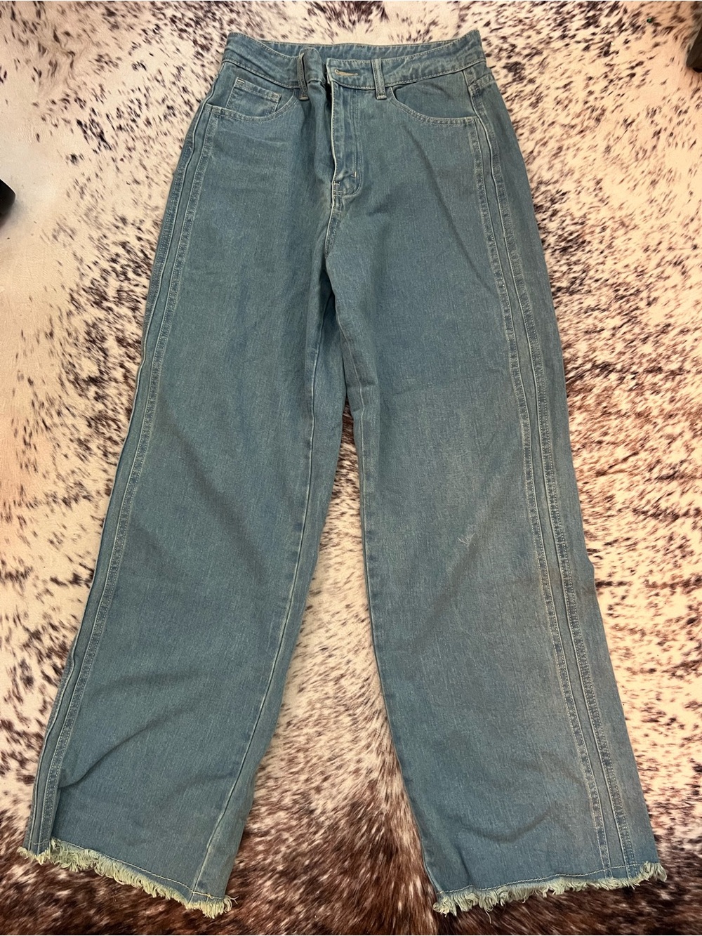 High-Rise Wide Leg Denim Jeans in Blue with Frayed Hem